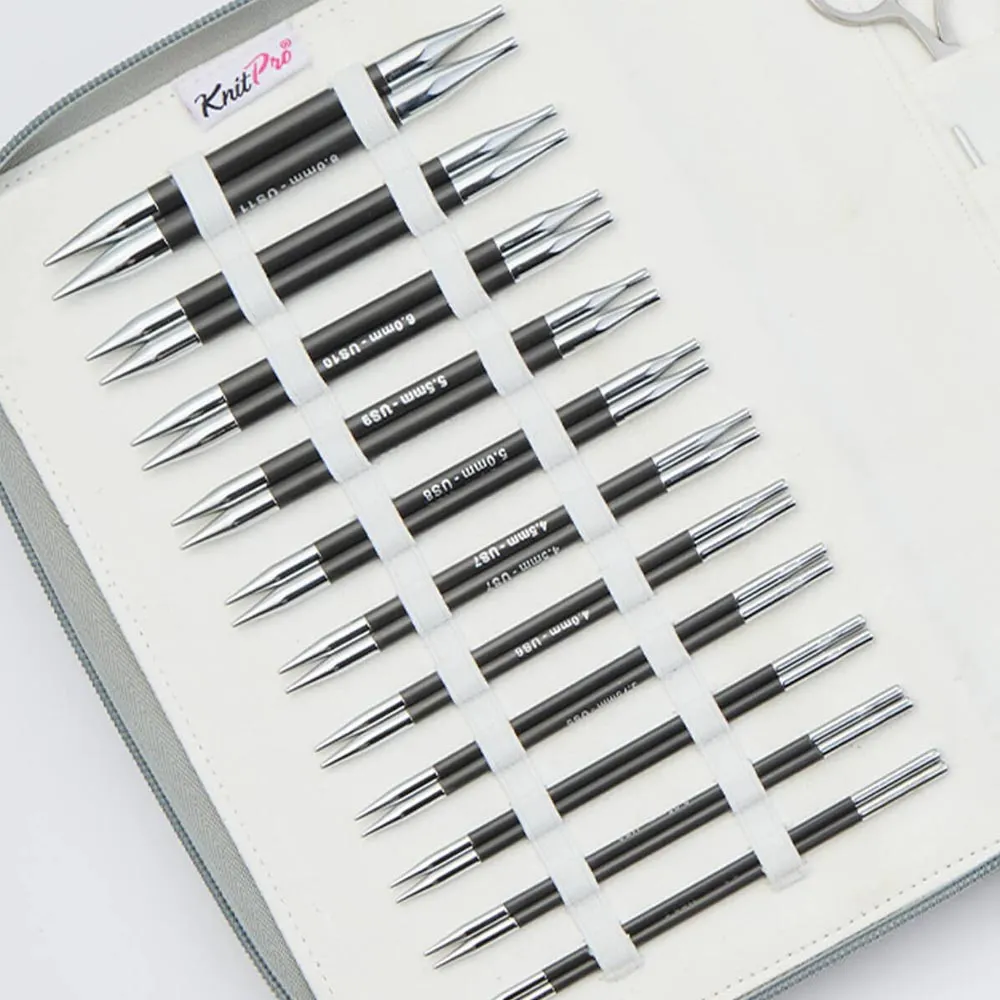 Conjunto de pontas intercambiáveis para agulhas de tricô KnitPro numa pasta branca.