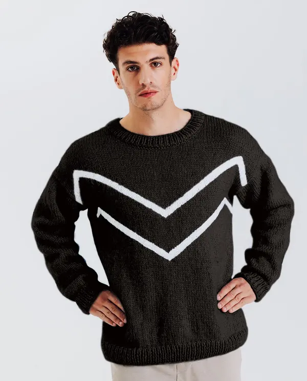 Camisola preta de malha com padrão V branco usada por homem