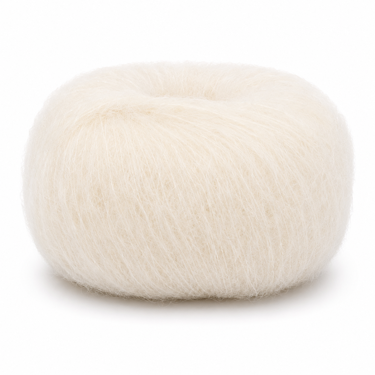 Novelo de lã branca creme com textura felpuda