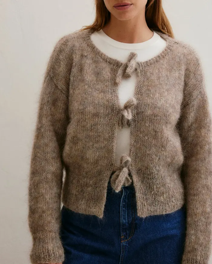 Camisola de malha bege com laços frontais e roupa casual