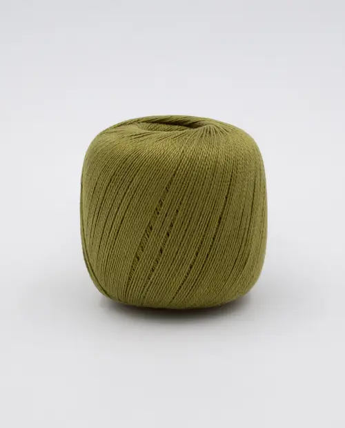 Novelo de fio verde-oliva sobre superfície branca