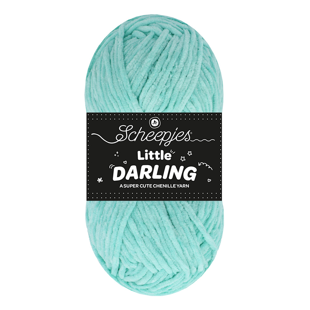 Novelo de lã chenille azul claro com etiqueta preta escrita Little DARLING