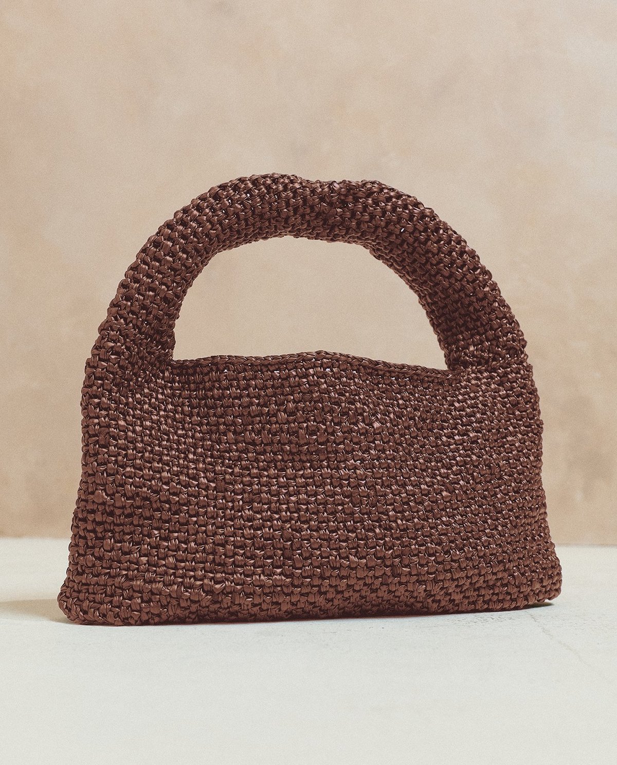 Mala de mão castanha trançada com alça espessa