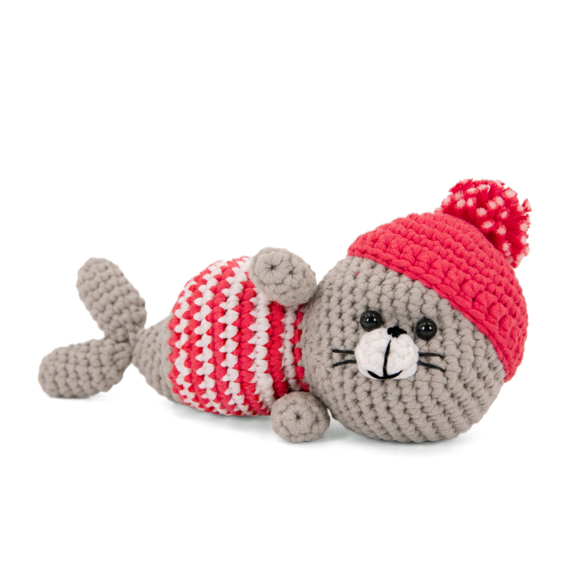 Boneco de foca em crochê com casaco às riscas e gorro vermelho