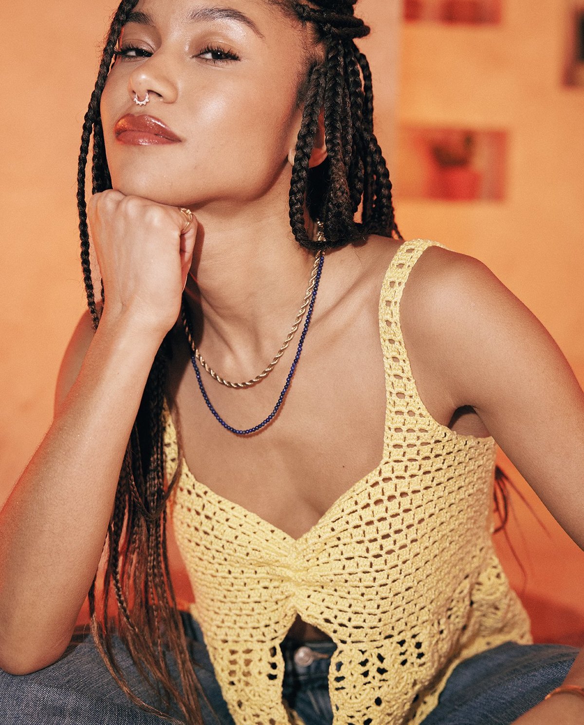 Top amarelo de crochet com nó frontal e colares