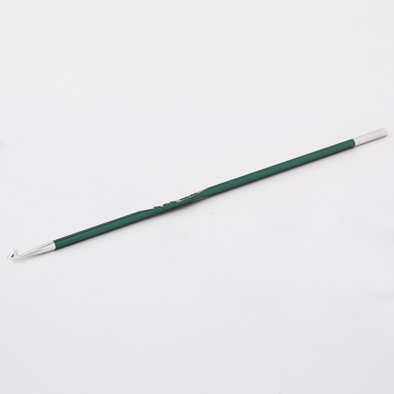 Espátula verde com pegadores brancos sobre fundo branco