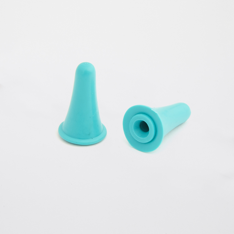 Dois cones de borracha azul-turquesa com base larga em fundo branco