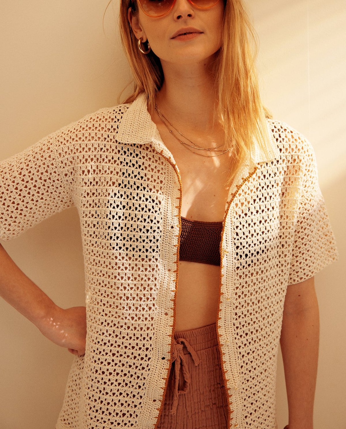 Camisa de malha crochet bege com botões à frente em modelo