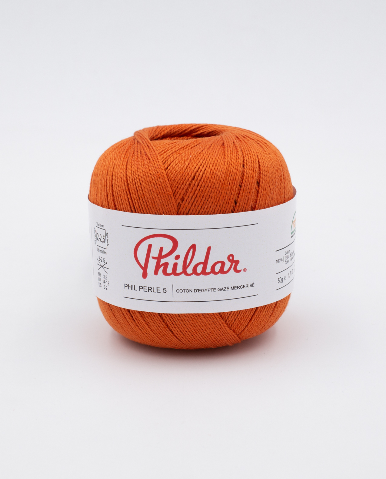Novelo de fio de algodão laranja da marca Phildar com etiqueta