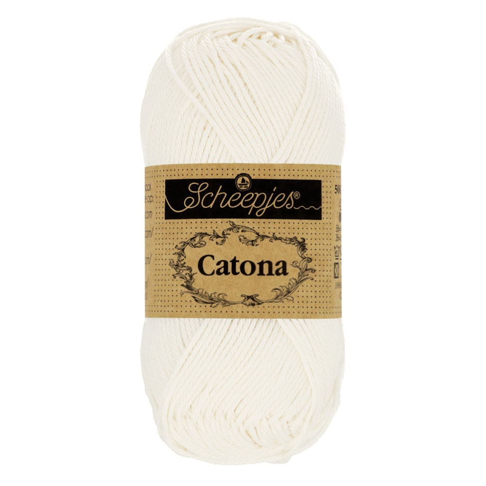 Novelo de fio branco Scheepjes Catona com rótulo castanho