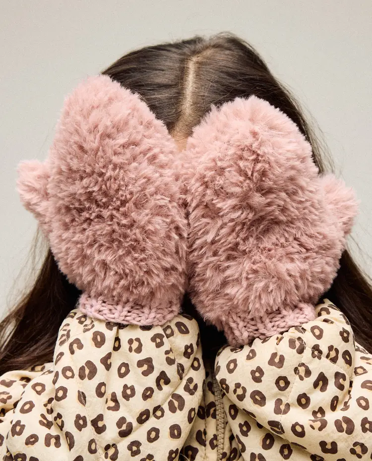 Luvas felpudas rosas com punhos em malha e casaco animal print