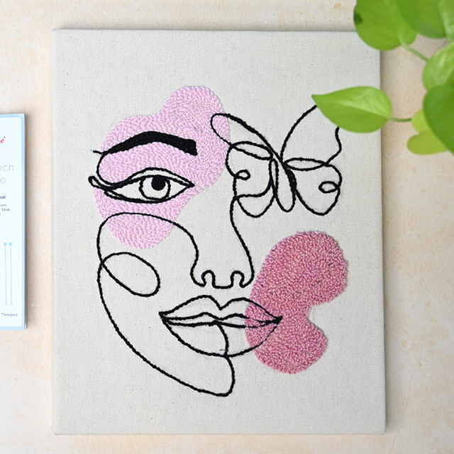 Tela abstrata com rosto feminino e detalhes rosa em relevo