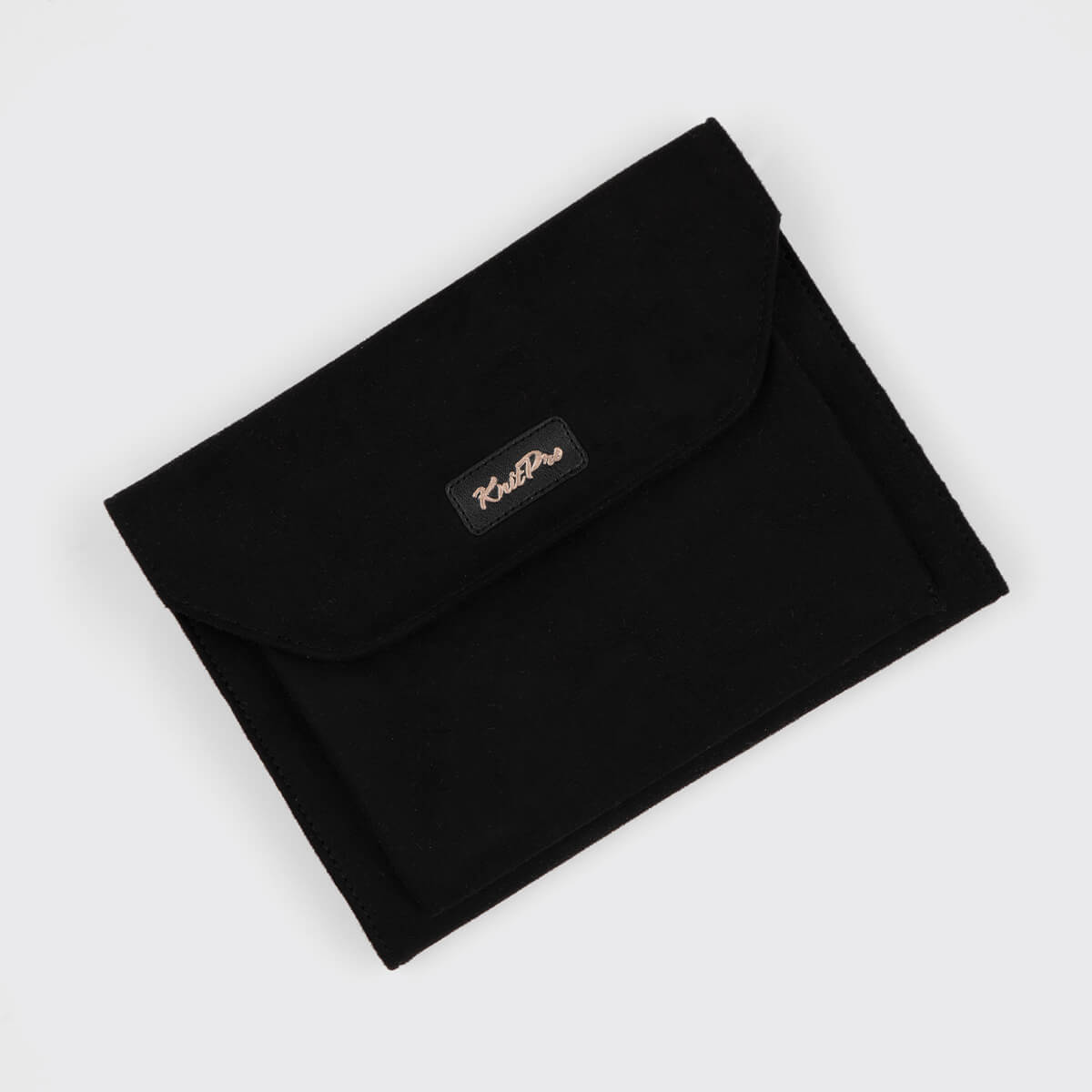 Carteira preta tipo envelope de tecido com etiqueta KultPro sobre fundo cinza claro