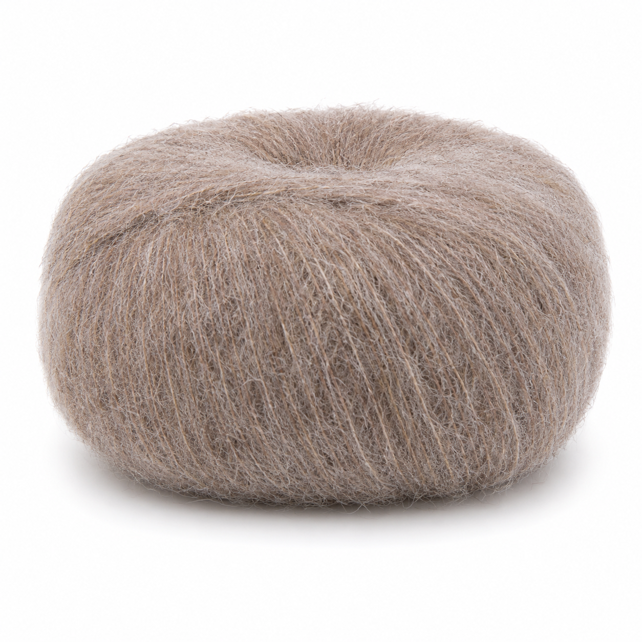 Novelo de fio peludo bege claro sobre fundo branco