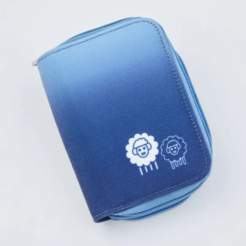 Estojo azul com duas ovelhas desenhadas na frente.