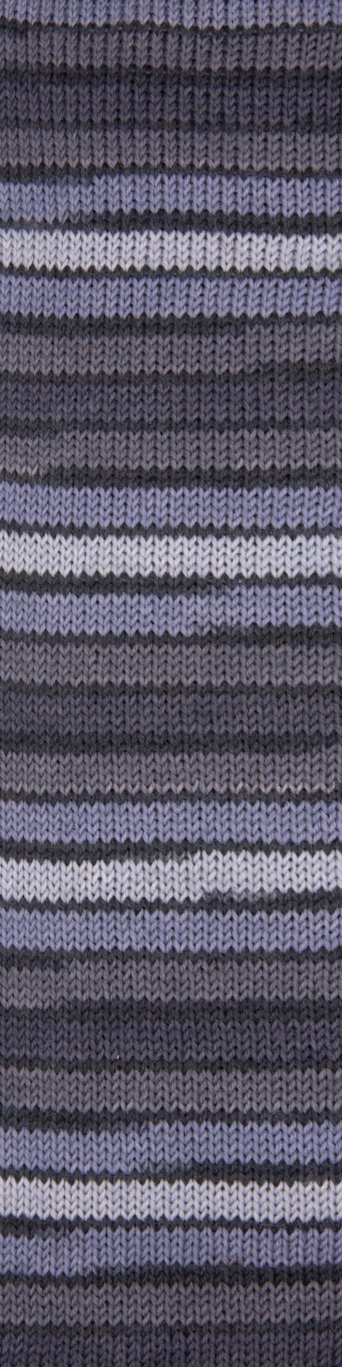 Pano de malha com riscas horizontais em várias tonalidades de cinza e azul