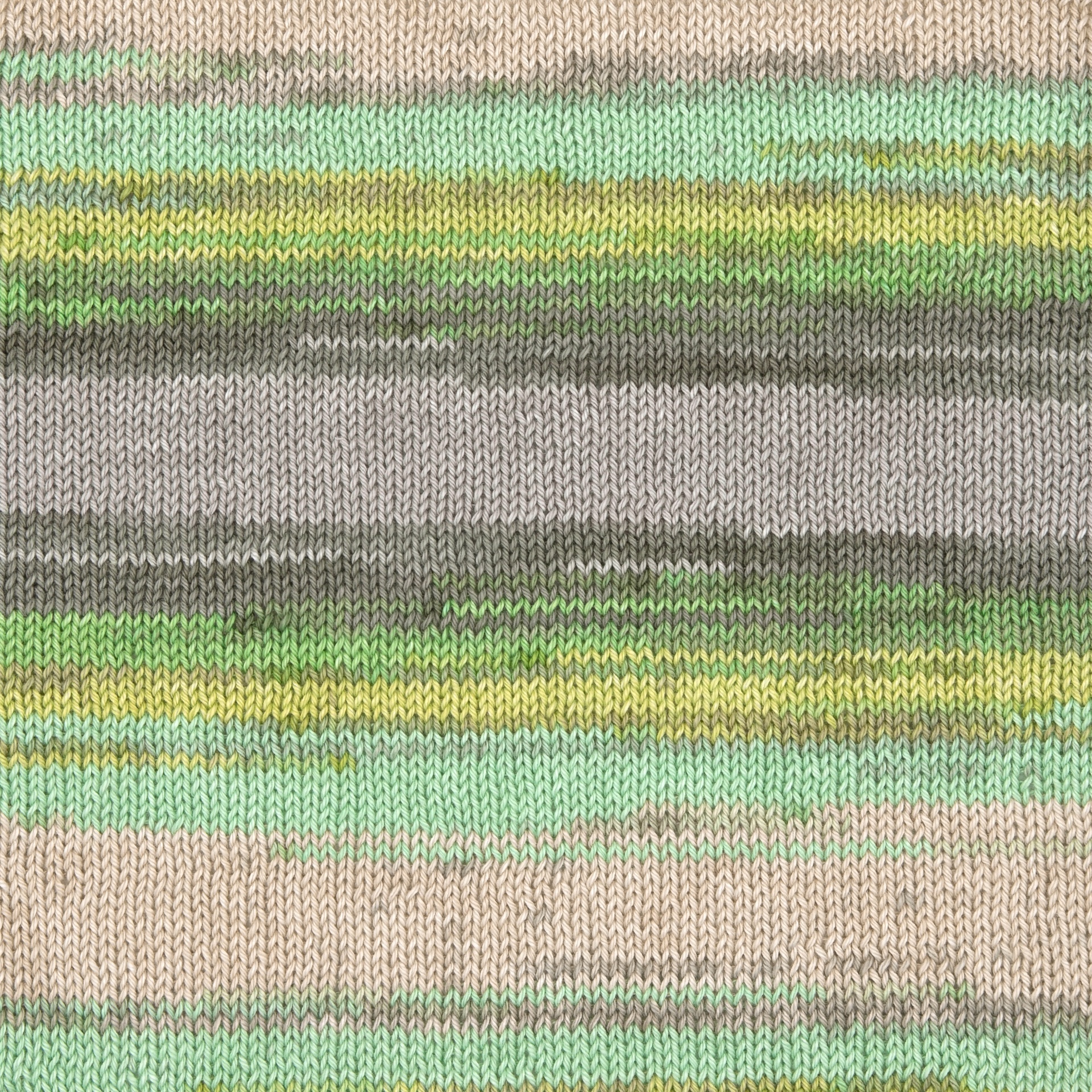 Tecido tricotado com riscas horizontais em verde, bege e castanho.