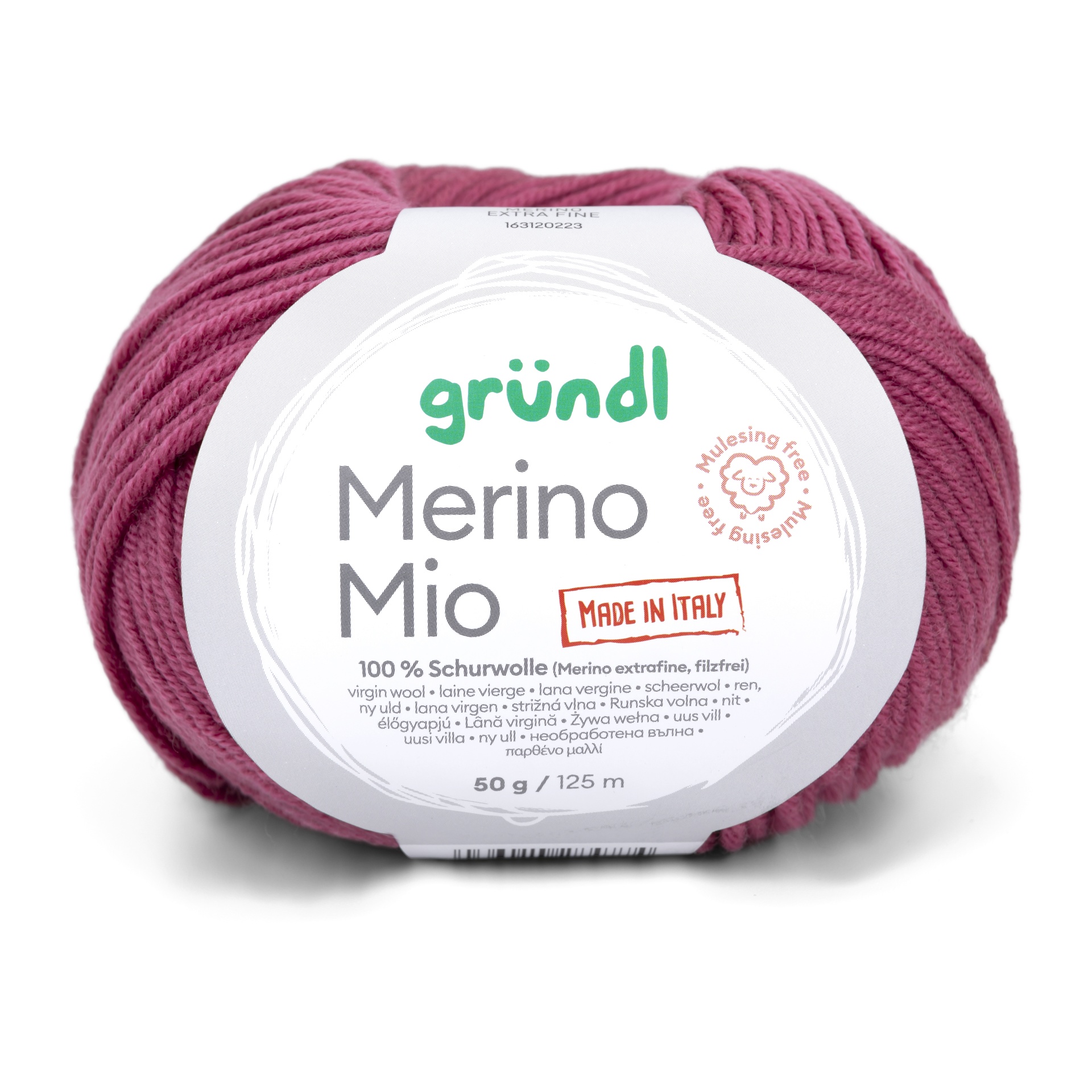 Novelo de lã merino extra fina cor magenta com etiqueta branca e texto em várias línguas.