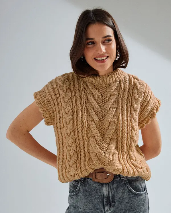 Camisola bege sem mangas em malha grossa com padrão de tranças