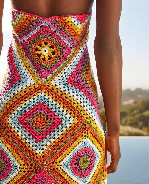Vestido de croché com padrões geométricos coloridos