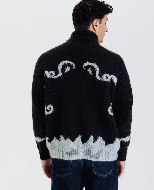 Camisola preta com padrão branco ondulado e gola alta vista de costas