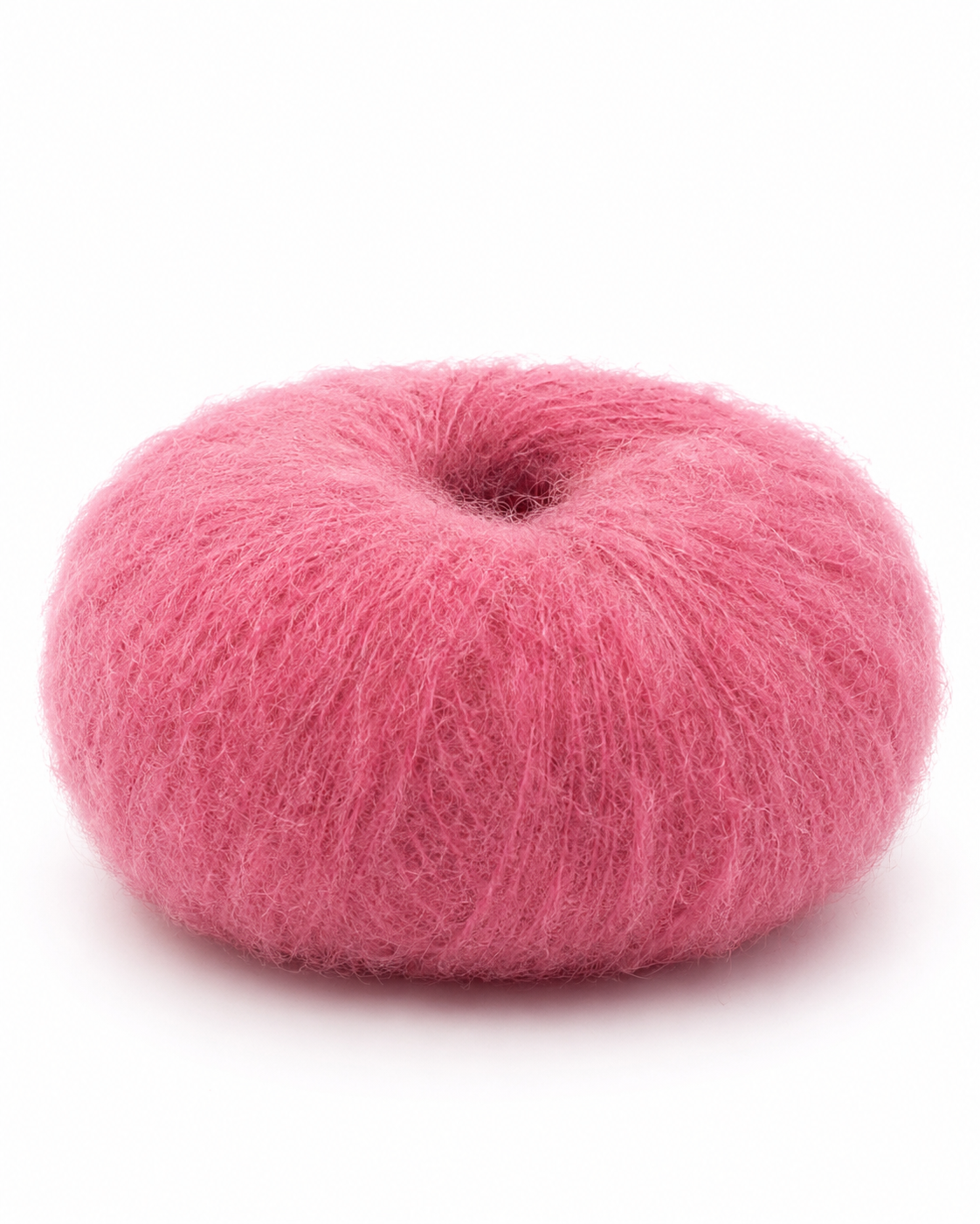 Novelo de lã rosa peludo em fundo branco
