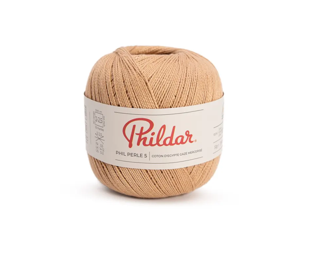 Novelo beige de fio Phildar com etiqueta branca