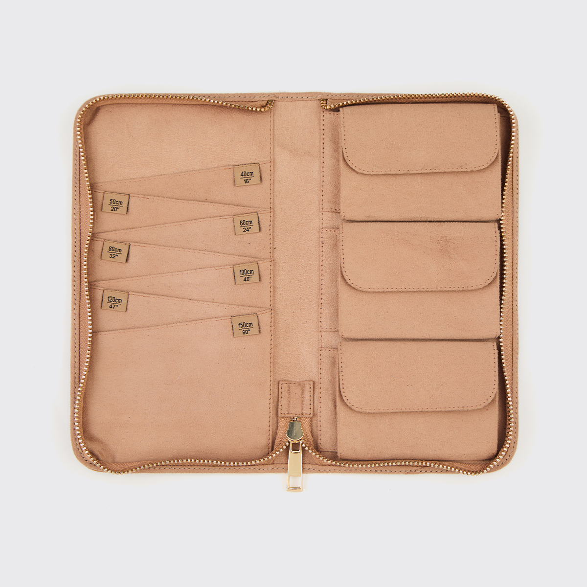 Estojo organizador bege rosa com fecho dourado e divisórias interiores