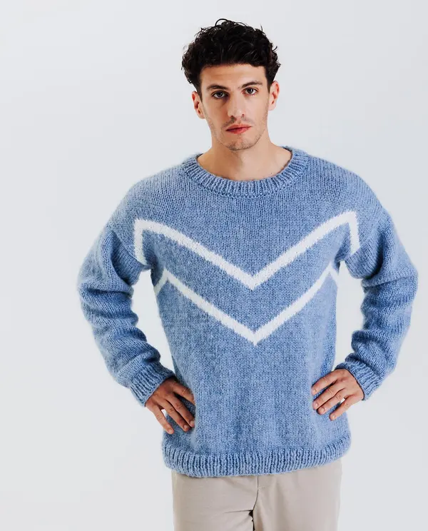 Camisola azul com padrão em 'V' branco vestida por homem