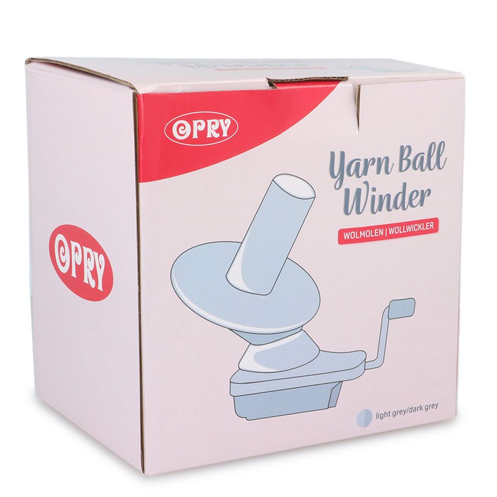 Embalagem branca com ilustração e texto de enrolador de novelos de lã OPRY