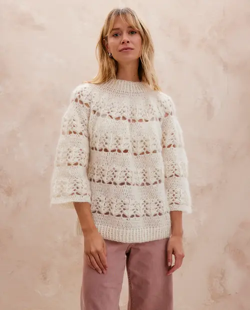 Camisola branca de malha rendada com mangas largas e calças rosa