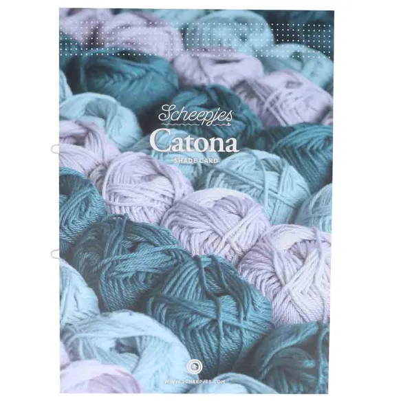 Novelos de lã Scheepjes Catona em várias cores pastel, embalagem visível.