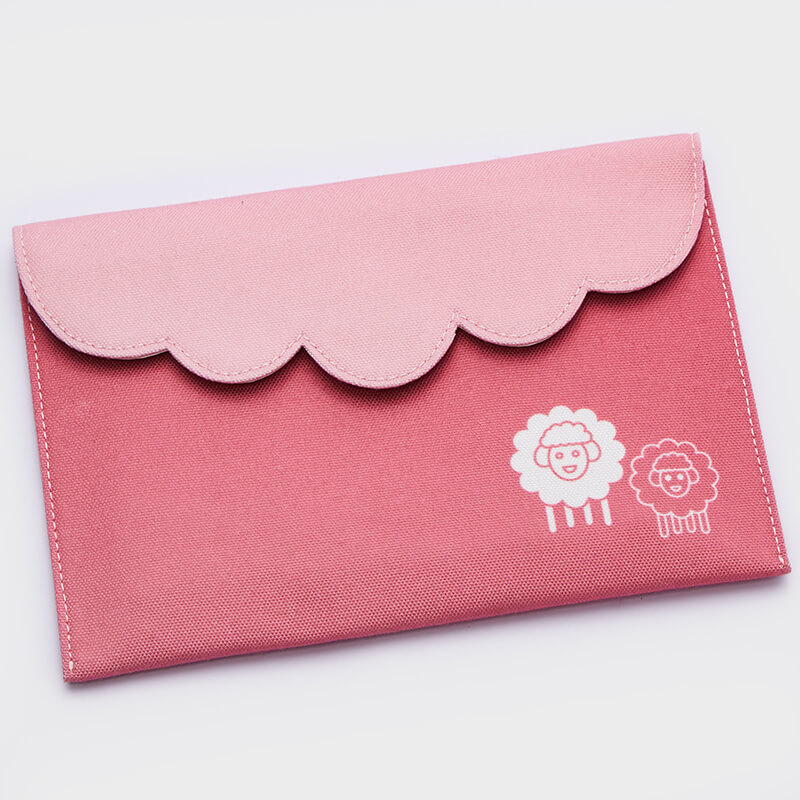Estojo rosa com tampa ondulada e desenho de duas ovelhas