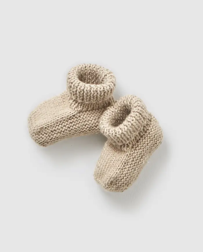 Botins de bebé de lã bege tricotados com punhos dobrados