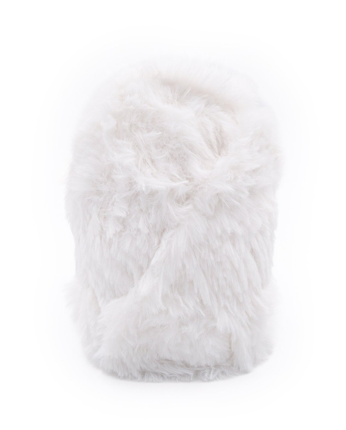 Mochila branca com pelo sintético fofo sobre fundo branco