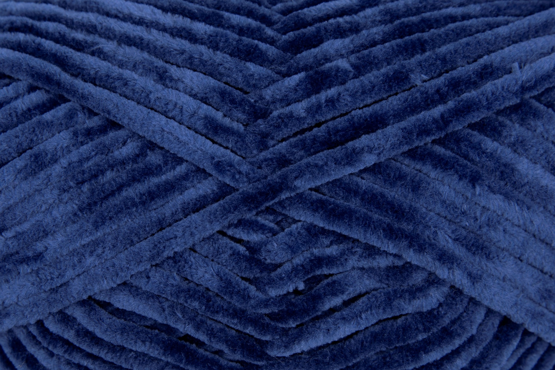 Fio de malha felpuda azul escuro com textura ondulada.