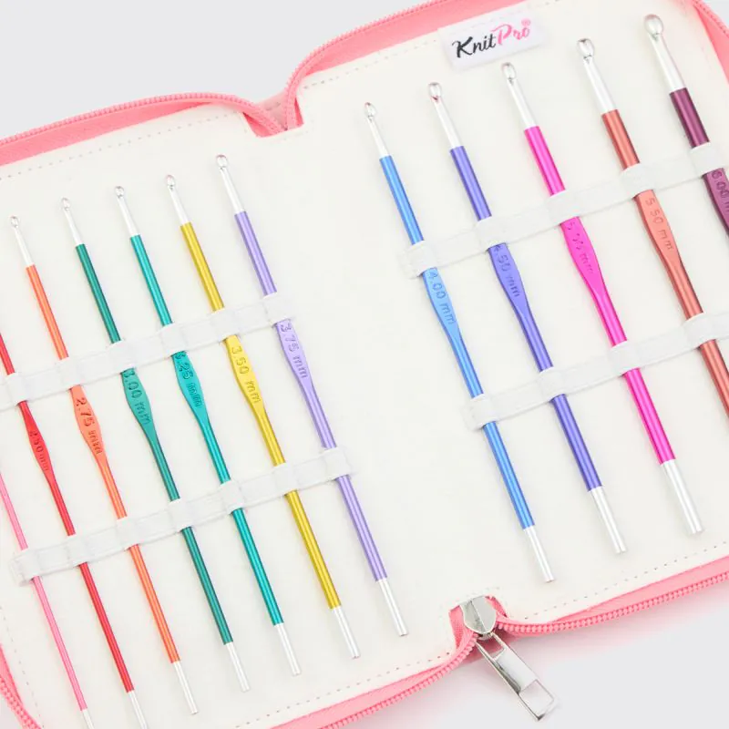 Conjunto de agulhas de crochet coloridas em estojo branco com fecho rosa