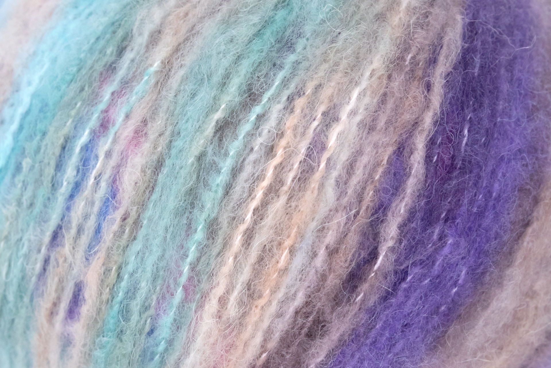Fio de lã multicolorido com textura fofinha em azul, lilás, bege e roxo