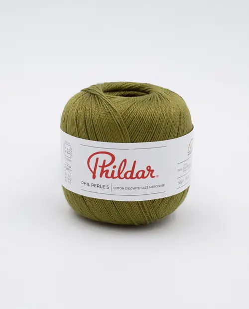 Novelo de fio verde-oliva com etiqueta branca da marca Phildar.
