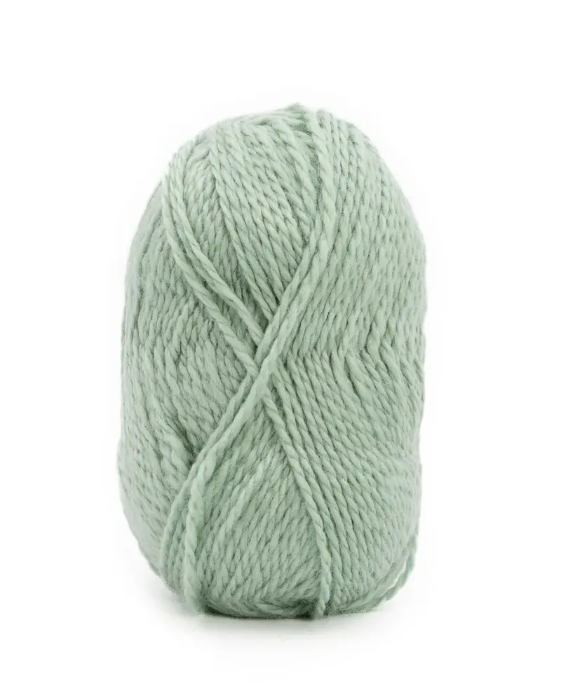 Novelo de lã verde claro, textura macia, fundo branco