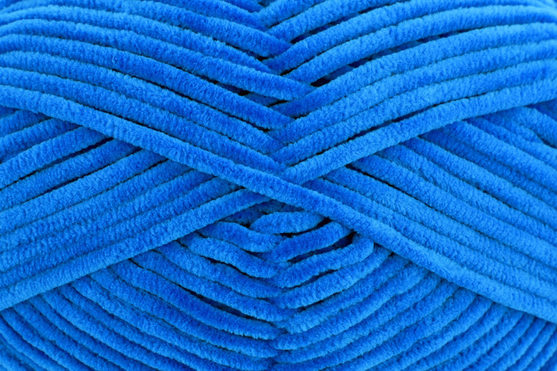 Meada de fio chenille azul vibrante com textura felpuda