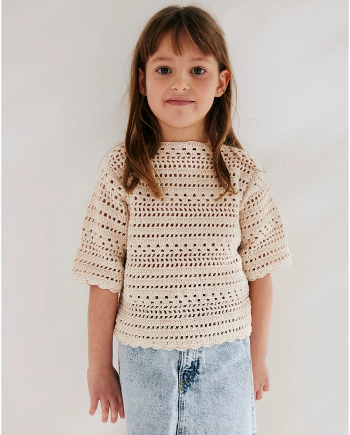 Camisola creme de crochet em criança com calças de ganga