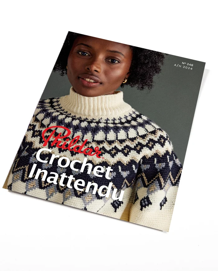 Capa de revista com modelo a usar pulôver de crochet em padrão geométrico