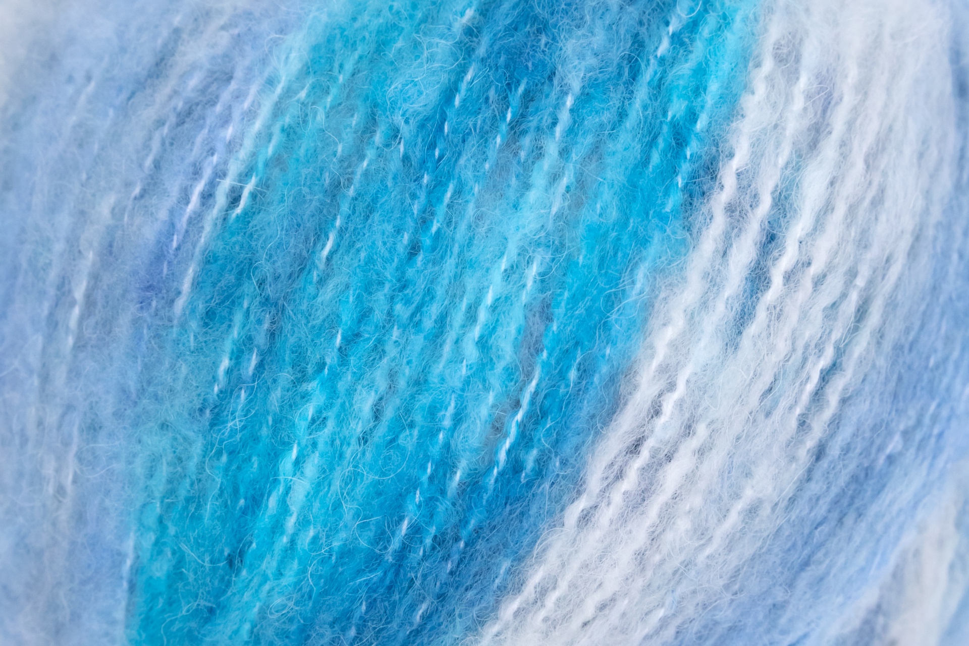 Fio de lã azul e branco com textura felpuda