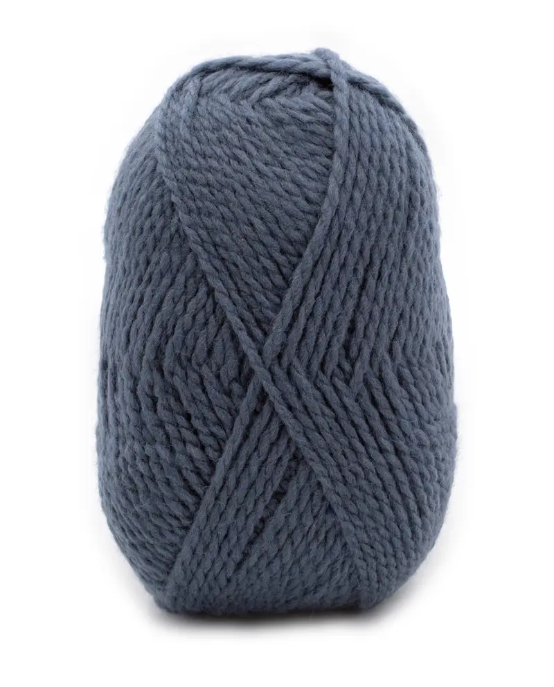 Novelo de fio azul grosso sobre fundo branco