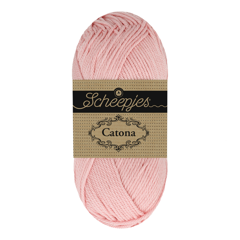 Novelo de fio cor-de-rosa claro com etiqueta Scheepjes Catona