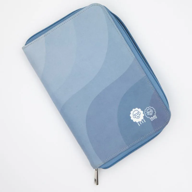 Estojo azul com padrão de ondas e desenhos de ovelhas