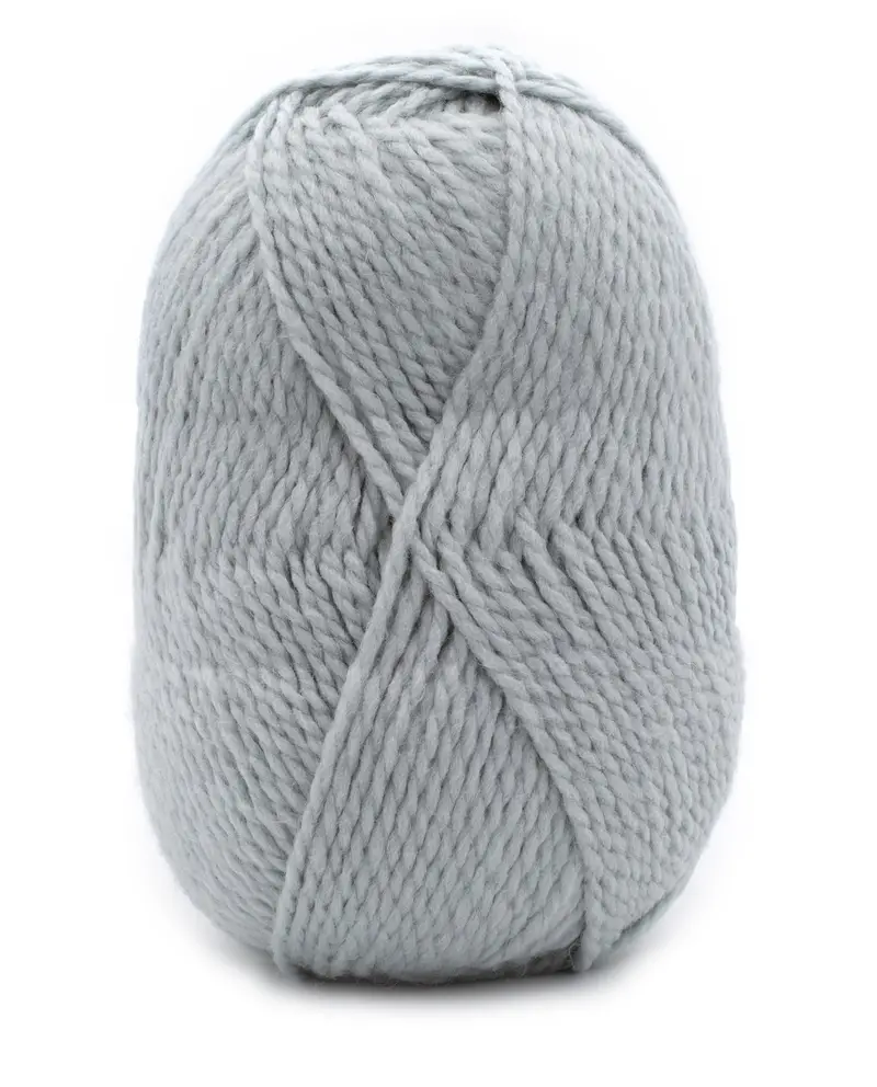 Novelo de lã cinza claro com textura macia e fios torcidos
