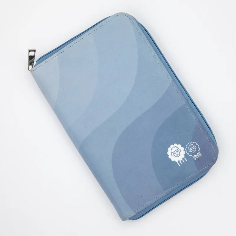 Estojo azul claro com zíper e ícones brancos de ovelha