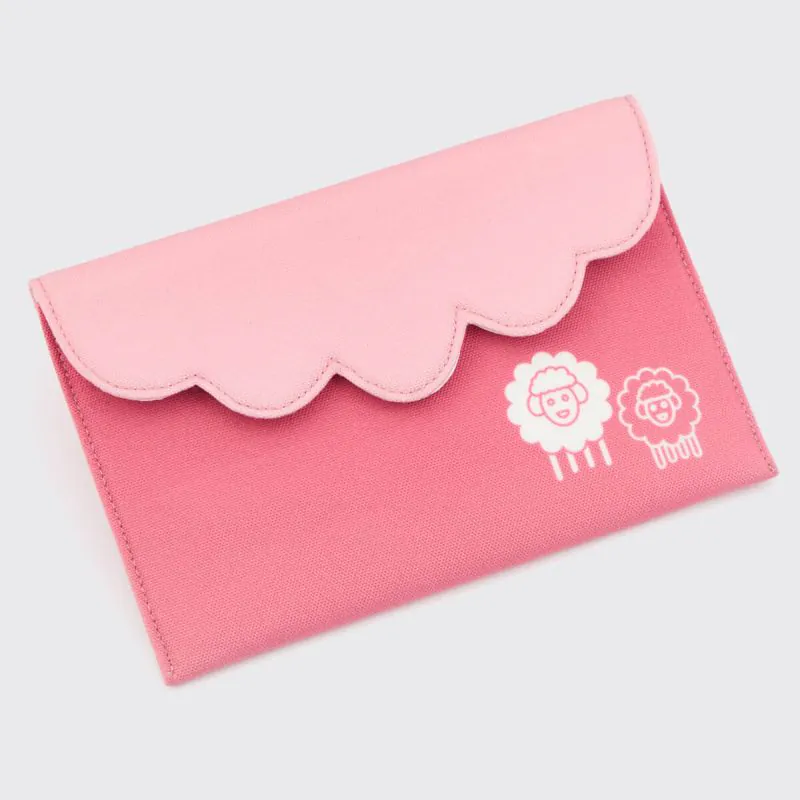 Carteira rosa com aba ondulada e desenho de ovelhas.